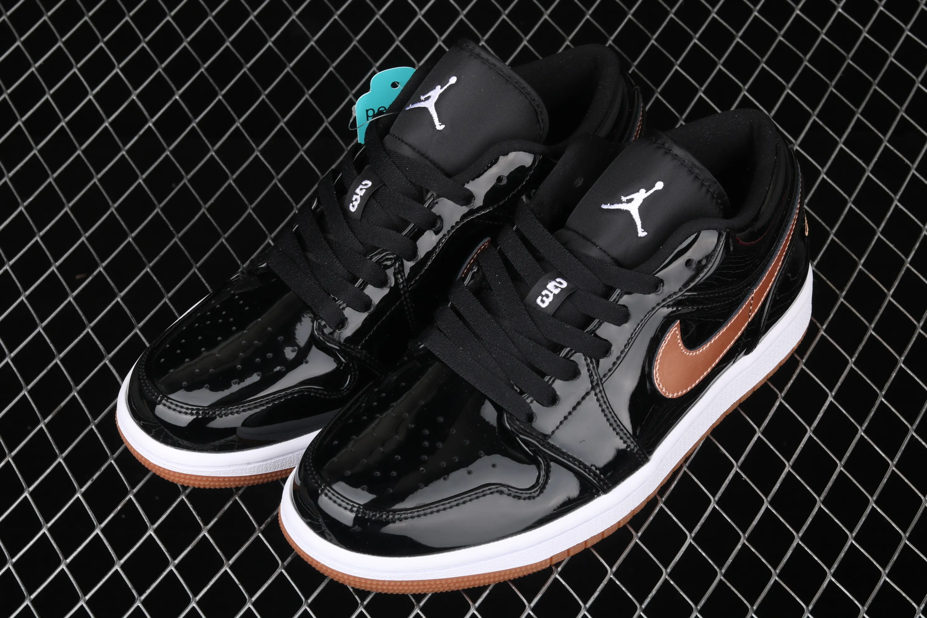 All categories Air Jordan Jordan series basketball shoes Air Jordan 1 Low New version Air Jordan 1 Low AJ1 Joe 1 low-top patent leather black gold cultural and leisure sports sneakers 554723-032
